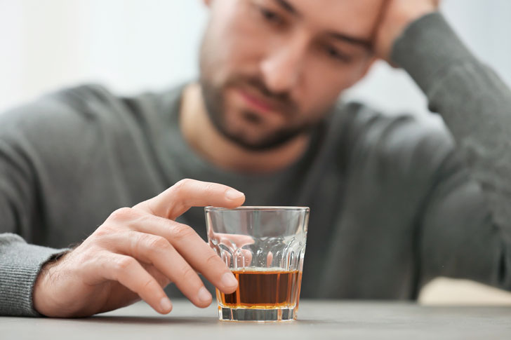 лечить алкоголика в Сланцах